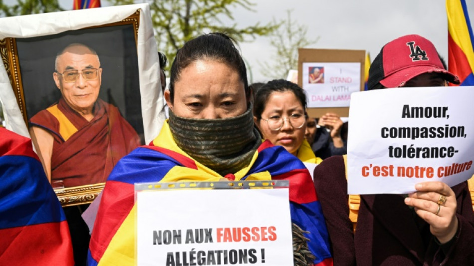 Tibetanos se manifestam em Paris em apoio a dalai lama ap&oacute;s v&iacute;deo pol&ecirc;mico