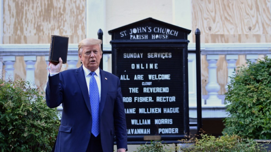 Trump wirbt vor Ostern für Verkauf spezieller Bibel-Exemplare