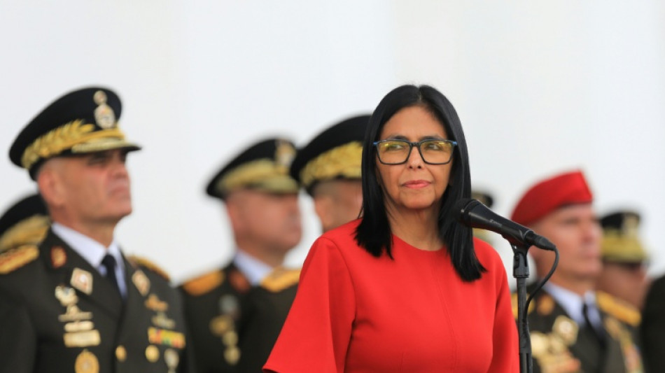 Militares y polic&iacute;as de Venezuela juran lealtad a la presidenta encargada