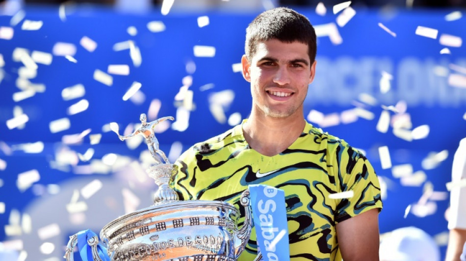 Alcaraz vence Tsitsipas e &eacute; bicampe&atilde;o do ATP de Barcelona