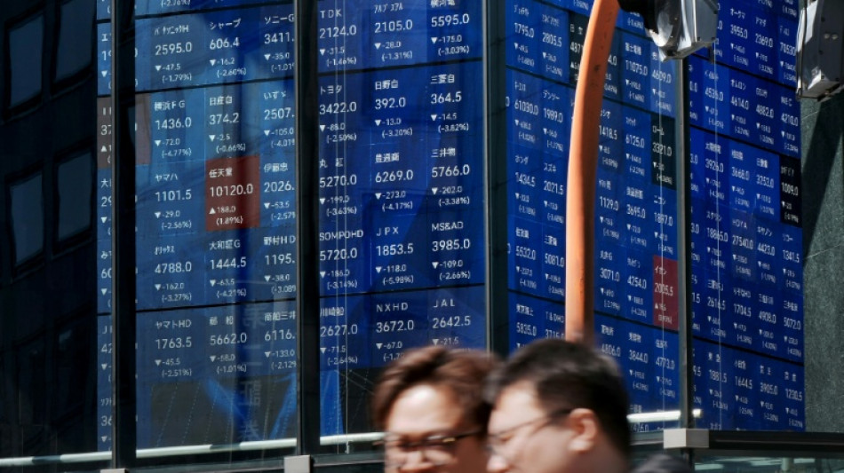 Stocks tread water with eyes on oil price