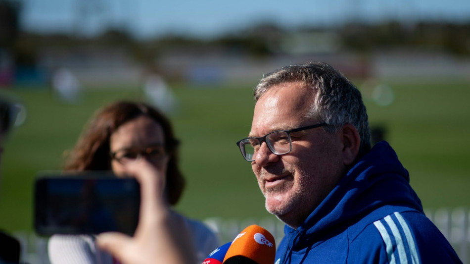 Elton besucht DFB-Frauen und stichelt gegen S&uuml;dkorea