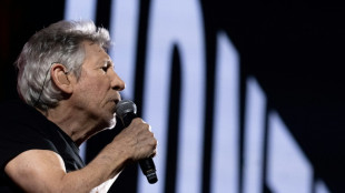 Pol&iacute;cia alem&atilde; investiga Roger Waters por uniforme de estilo nazista