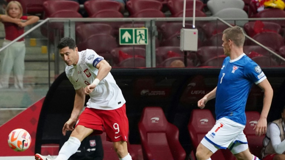 Lewandowski marca 2 gols no fim e Pol&ocirc;nia vence Ilhas Faroe (2-0) nas Eliminat&oacute;rias da Euro
