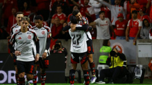 Flamengo volta a vencer Inter (2-0) e vai &agrave;s quartas da Libertadores