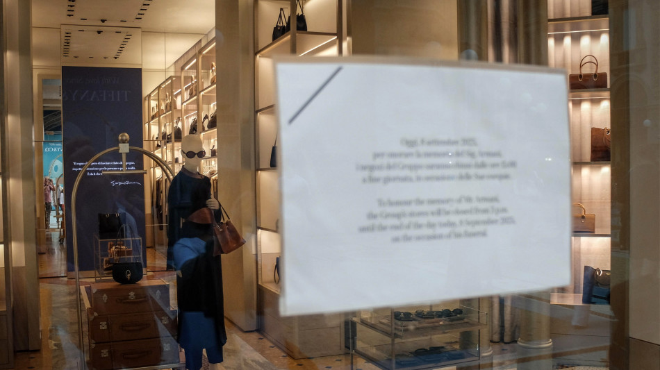 Pc spenti negli uffici, gi&ugrave; le serrande nei negozi Armani