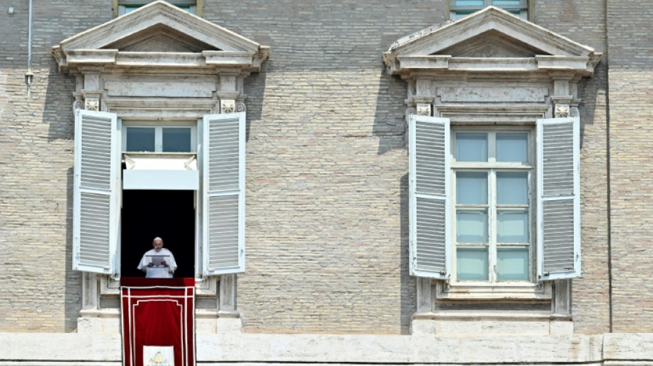 Papa celebra o Angelus diante de milhares de fi&eacute;is ap&oacute;s sua opera&ccedil;&atilde;o