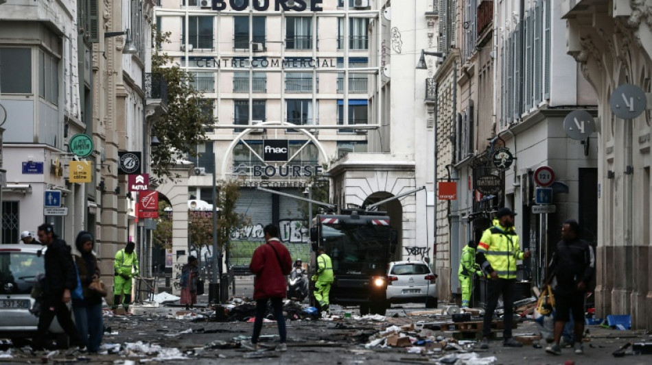 La France entre spectacle de d&eacute;solation et critiques du maintien de l'ordre