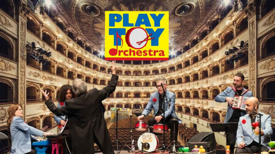 "Playtoy Orchestra", in giro per il mondo con giocattoli per suonare musica classica