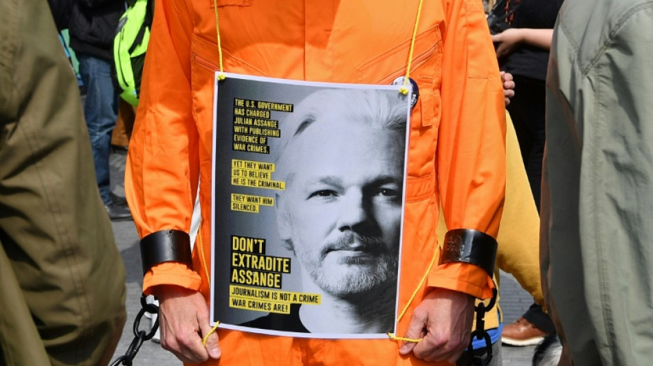 El gobierno británico firma un decreto de extradición a EEUU de Assange, que apelará