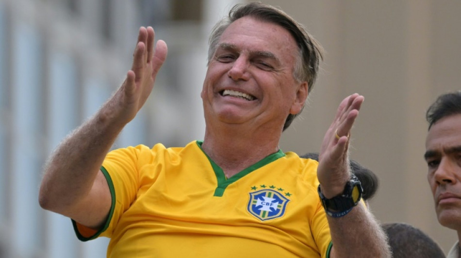 Brésil: devant des milliers de partisans, Bolsonaro dénonce son inéligibilité