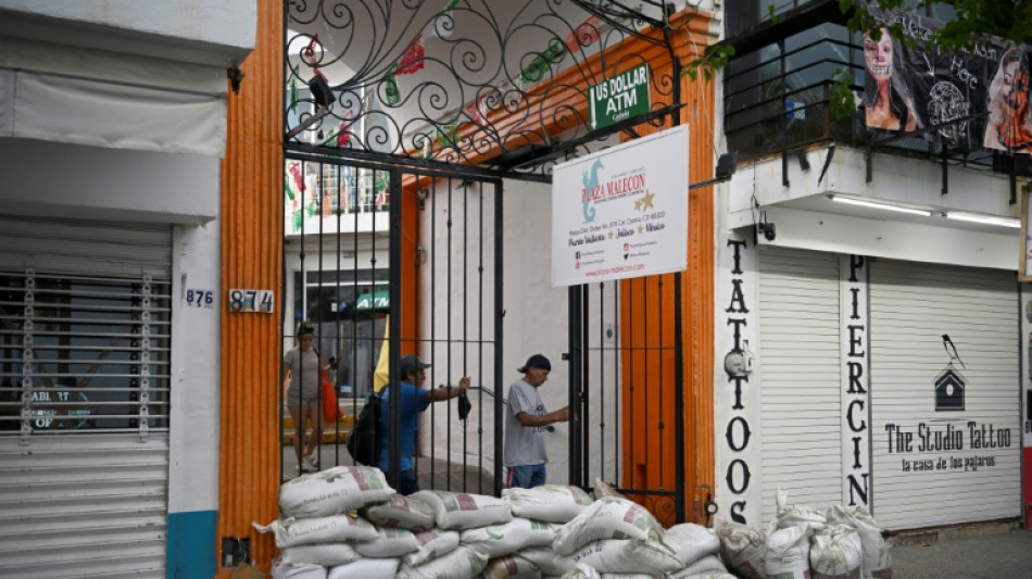 L'ouragan Roslyn faiblit l&eacute;g&egrave;rement, r&eacute;trograd&eacute; en cat&eacute;gorie 3