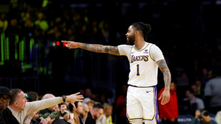 Lakers tumban a Cavs y Embiid reina en la noche de Gasol