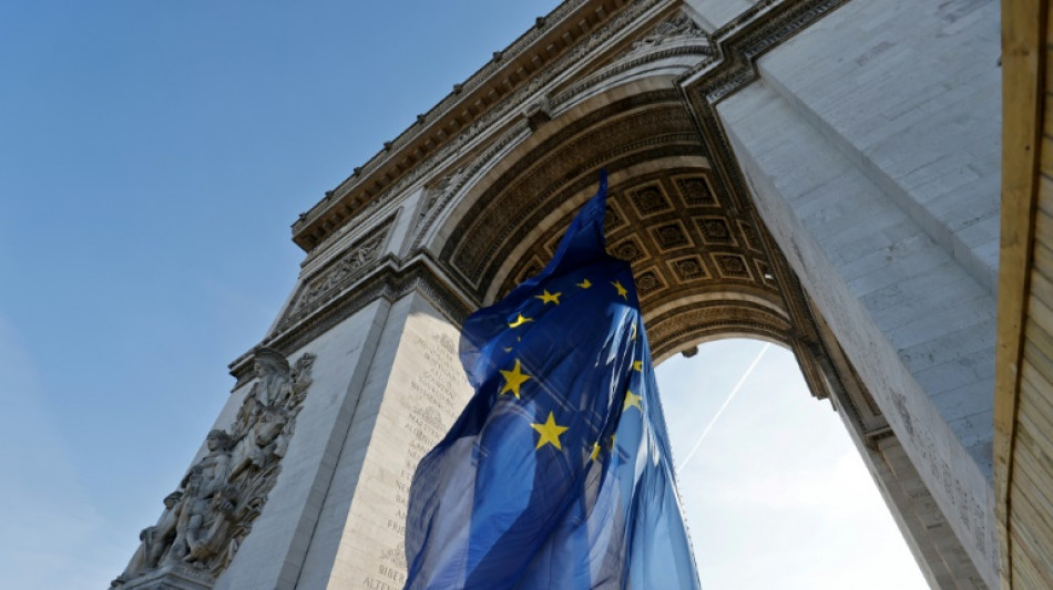 Le drapeau europ&eacute;en de nouveau sous l'Arc de triomphe pour le sommet de Versailles