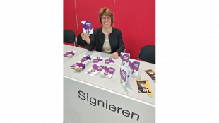 Ober&auml;rztin ber&uuml;hrt Herzen auf der Buchmesse